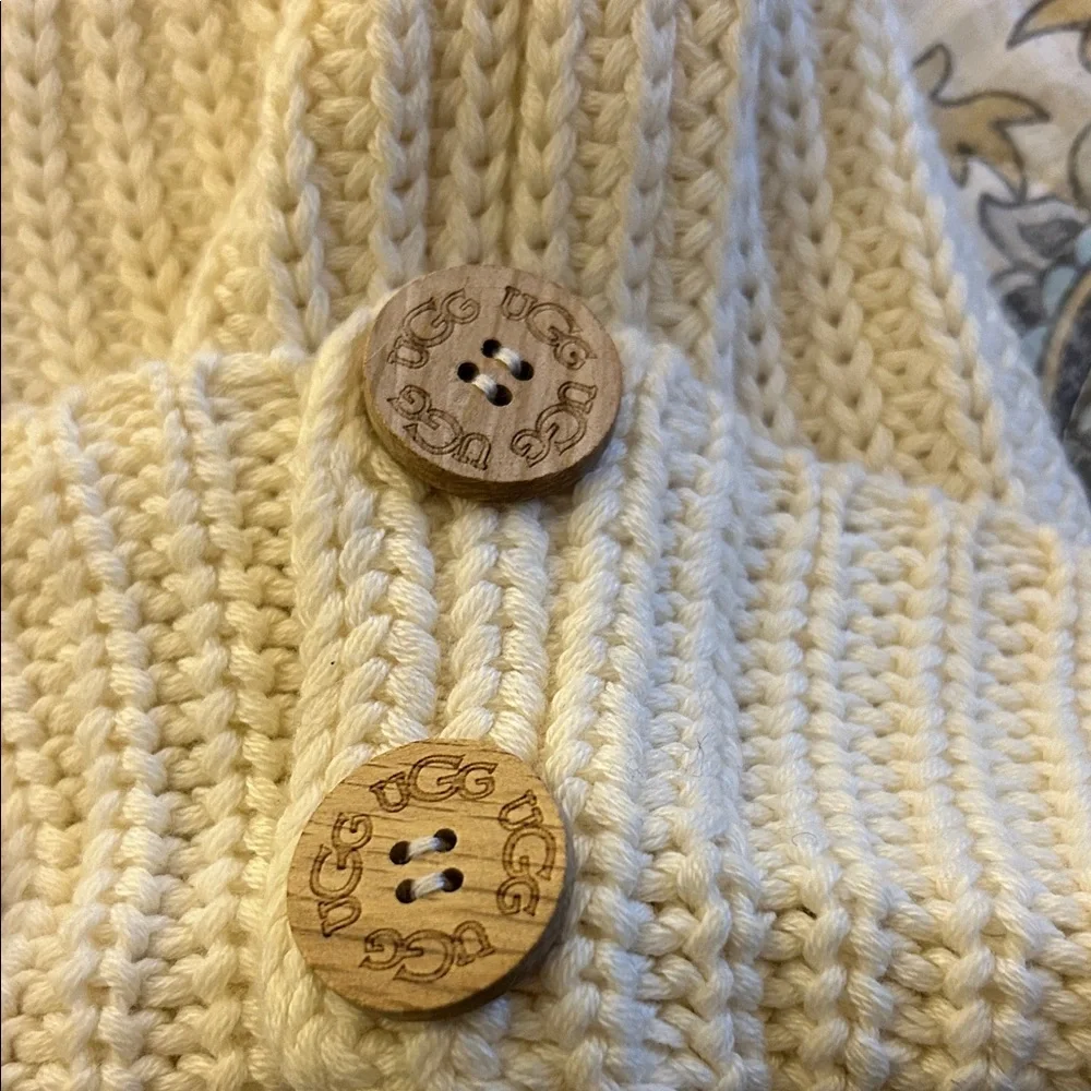 UGG Beanie - Picture 2 of 5